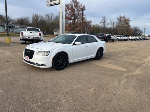 Used 2019 Chrysler 300 S image 1