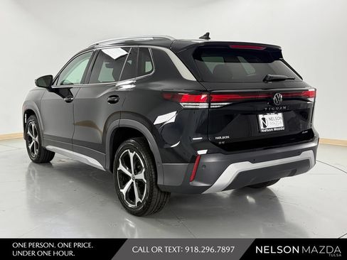 Used 2025 Volkswagen Tiguan SE AWD/4WD image 8