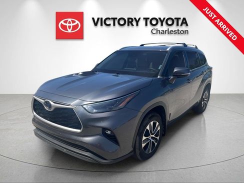 Used 2022 Toyota Highlander XLE AWD/4WD image 1