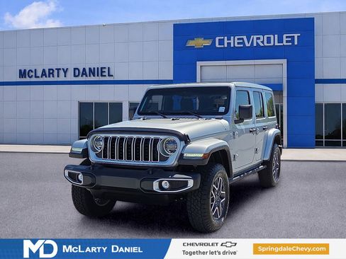 Used 2024 Jeep Wrangler Unlimited Sahara w/ Technology Group AWD/4WD image 2