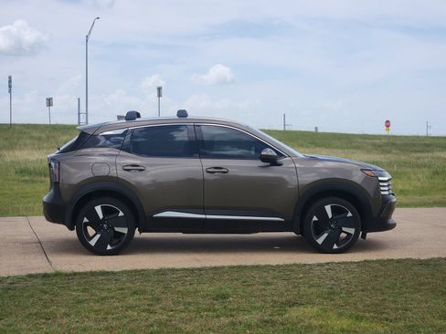 Certified 2025 Nissan Kicks SR FWD image 7