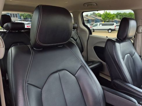 Used 2023 Chrysler Pacifica Touring-L FWD image 39