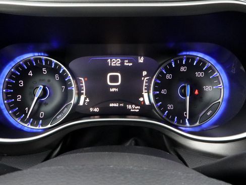 Used 2023 Chrysler Pacifica Touring-L FWD image 29