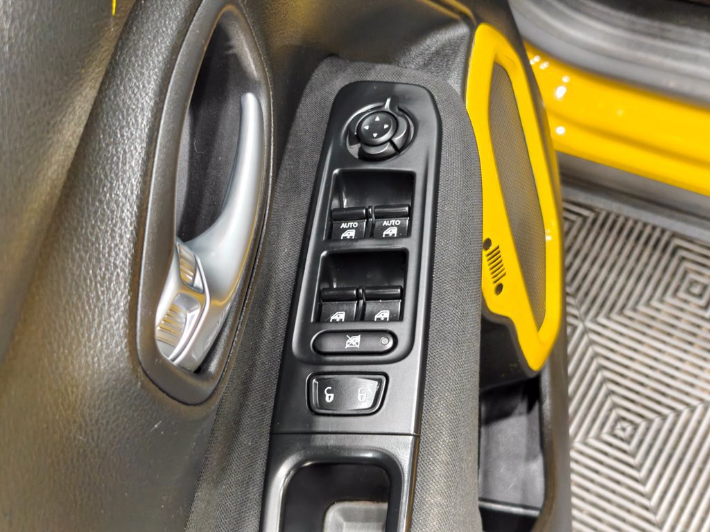Used 2016 Jeep Renegade Latitude FWD image 35