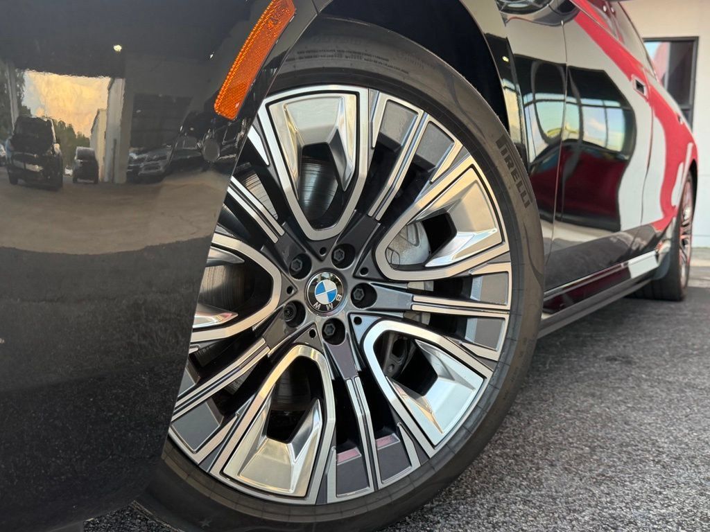 Used 2023 BMW i7 xDrive60 AWD/4WD image 2