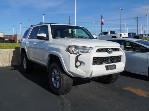 Used 2018 Toyota 4Runner SR5 AWD/4WD image 2