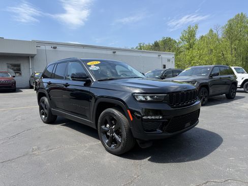 Used 2023 Jeep Grand Cherokee Limited w/ Black Appearance Package AWD/4WD image 23