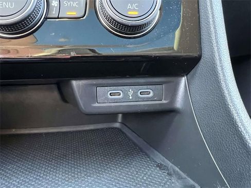 Used 2023 Volkswagen Jetta SE w/ Panoramic Sunroof Package image 26