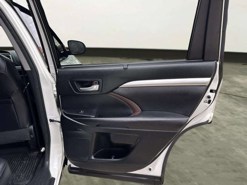 Used 2017 Toyota Highlander XLE image 15