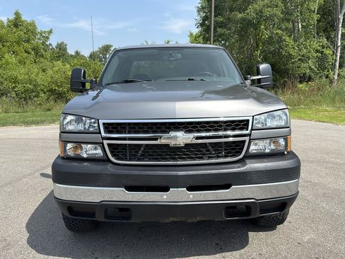 Used 2007 Chevrolet Silverado 2500 LT w/ Heavy-Duty Power Package AWD/4WD image 2