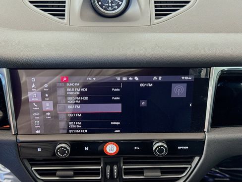 Certified 2025 Porsche Macan AWD/4WD image 16