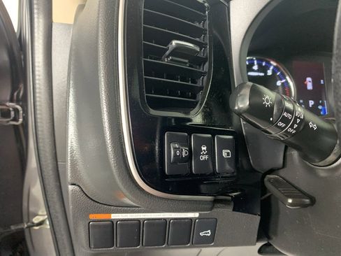 Used 2018 Mitsubishi Outlander SEL image 16