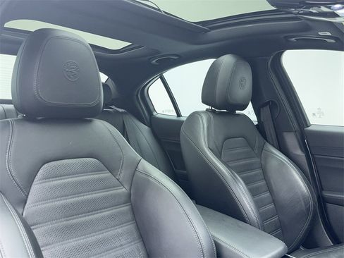 Used 2022 Alfa Romeo Giulia Veloce image 47