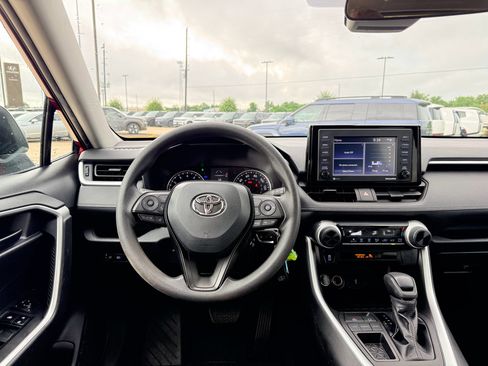 Used 2022 Toyota RAV4 LE FWD image 15