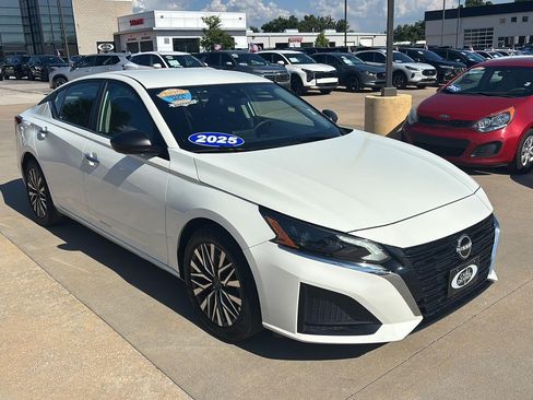 Used 2025 Nissan Altima 2.5 SV FWD image 1