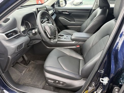 Certified 2025 Toyota Highlander XLE AWD/4WD image 4
