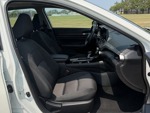 Used 2024 Nissan Altima 2.5 SV w/ SV Premium Package FWD image 21