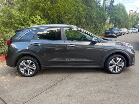 Used 2022 Kia Niro EX w/ Cold Weather Package FWD image 2