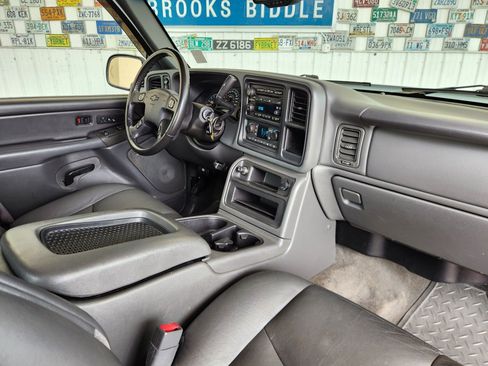 Used 2006 Chevrolet Silverado 1500 LT w/ Onstar Plus Package AWD/4WD image 2
