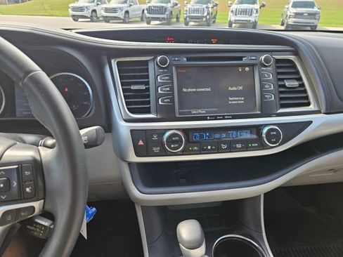 Used 2019 Toyota Highlander Plus FWD image 17