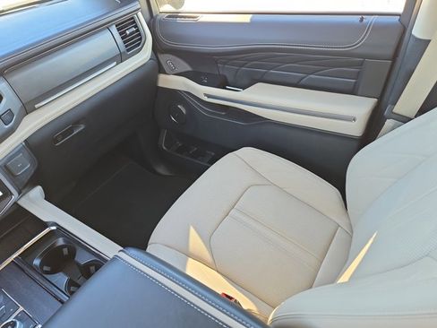 Used 2024 Ford Expedition Platinum image 20