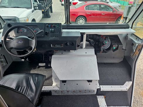 Used 2015 Ford E-350 and Econoline 350 Super Duty w/ A/C Prep Package RWD image 25