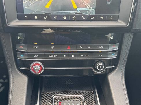 Used 2020 Jaguar F-PACE Prestige image 13