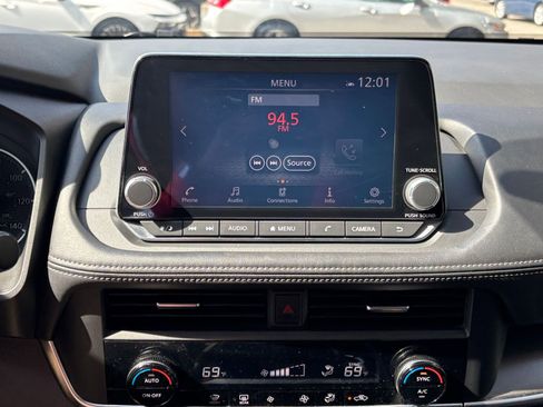 Used 2025 Nissan Rogue SV image 17