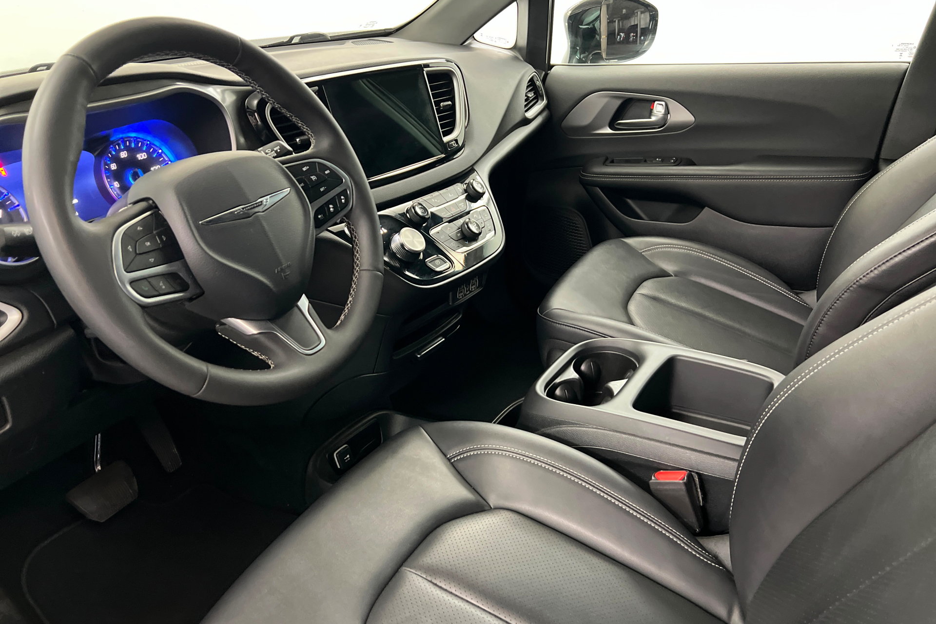 Used 2025 Chrysler Pacifica Select FWD image 16