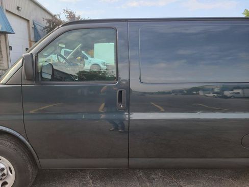 Used 2017 Chevrolet Express 3500 Extended RWD image 24