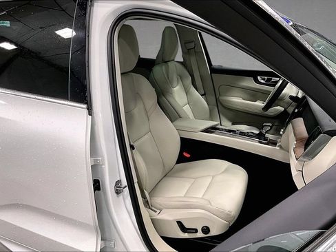 Used 2021 Volvo XC60 T5 Momentum w/ Advanced Package AWD/4WD image 29
