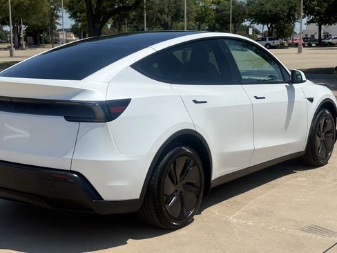 Used 2026 Tesla Model Y 2WD image 7