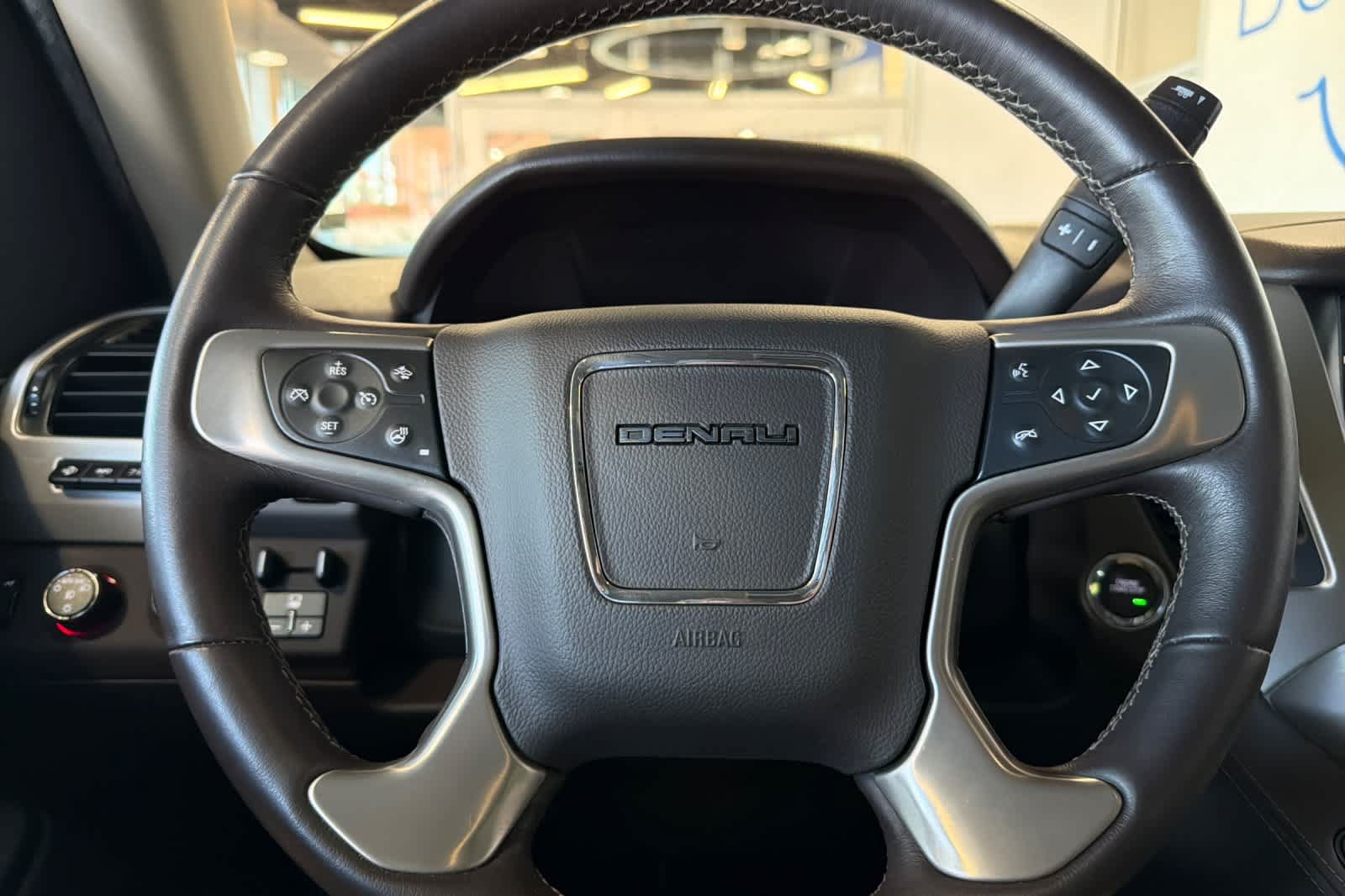 Used 2015 GMC Yukon Denali w/ Premium Package AWD/4WD image 27