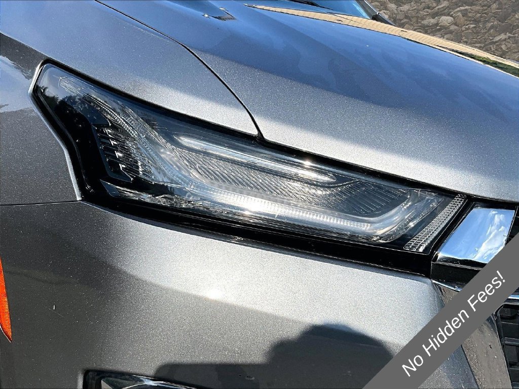Used 2023 Chevrolet Traverse LS w/ Safety Package FWD image 21