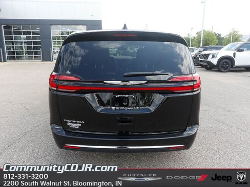 New 2025 Chrysler Pacifica Select image 6