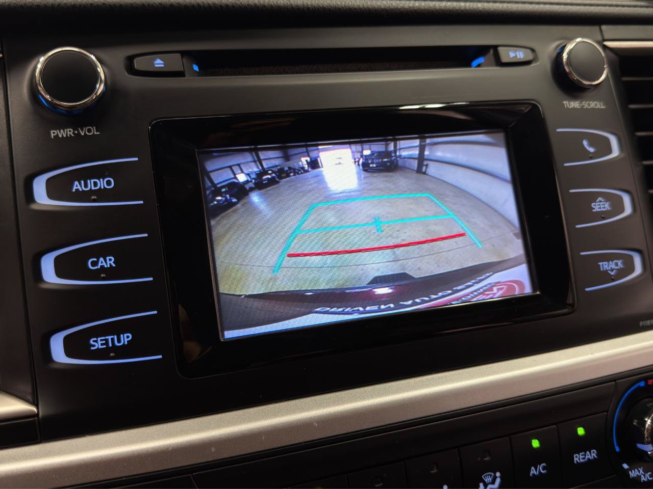 Used 2019 Toyota Highlander LE FWD image 18