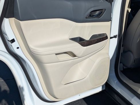 Used 2023 GMC Acadia Denali image 18