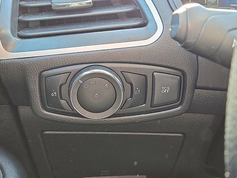 Used 2024 Ford Edge SE image 25