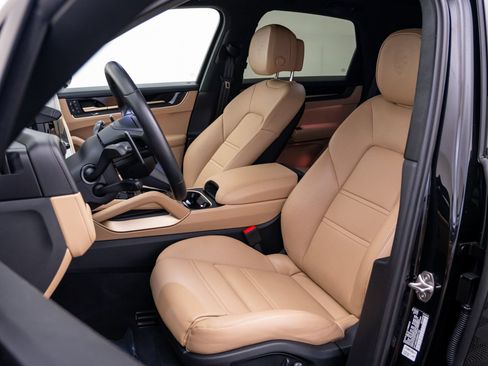 Certified 2025 Porsche Cayenne Turbo AWD/4WD image 5