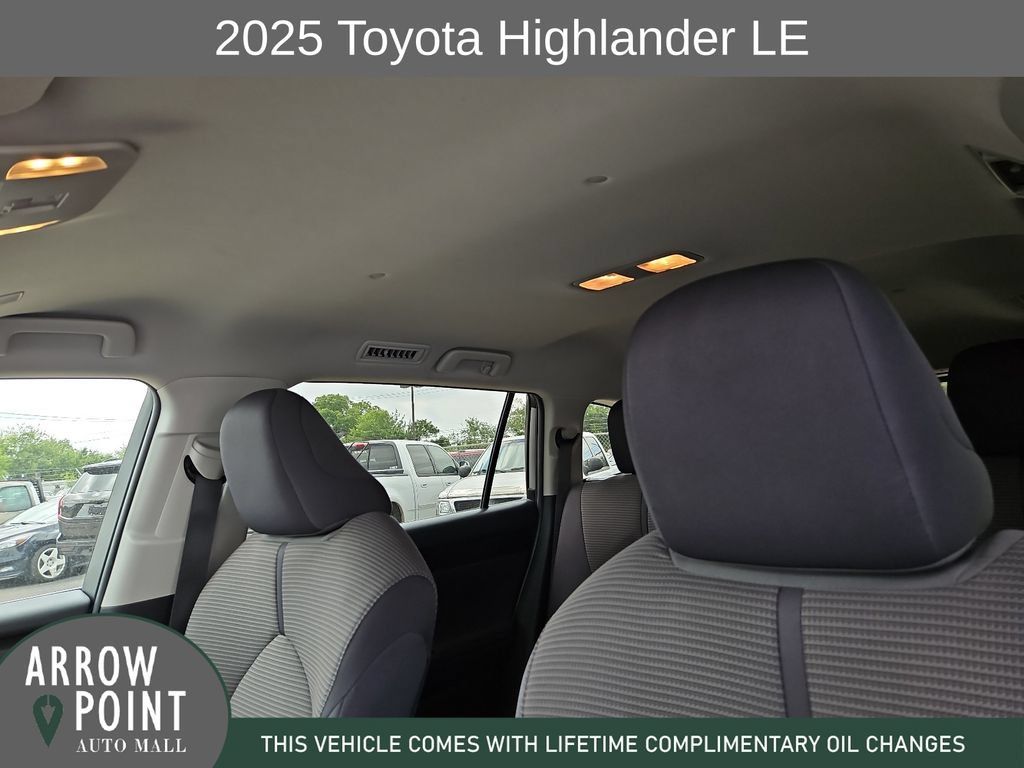 Used 2025 Toyota Highlander LE FWD image 22