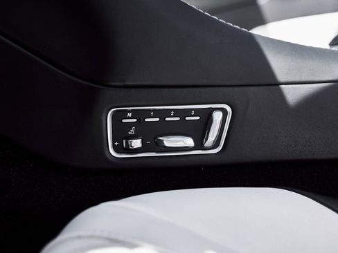 Used 2017 Aston Martin Vanquish S image 44