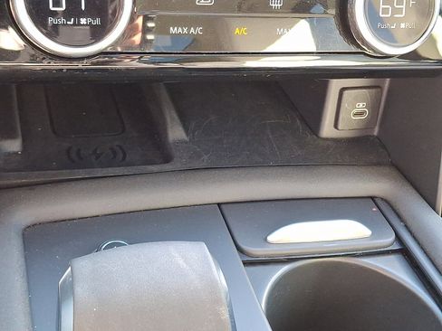 Used 2025 Land Rover Discovery S image 22