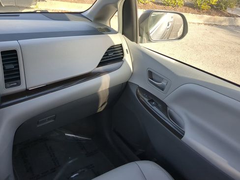 Used 2017 Toyota Sienna Limited image 17