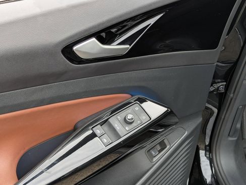 Certified 2022 Volkswagen ID.4 Pro S w/ Gradient Package image 11