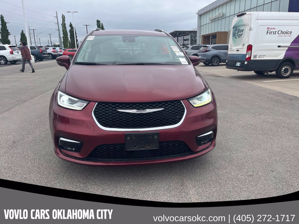 Used 2021 Chrysler Pacifica Touring-L FWD image 2
