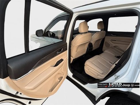 Used 2024 Jeep Grand Cherokee L Limited image 11