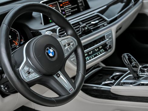 Used 2022 BMW 750i xDrive w/ Executive Package AWD/4WD image 35