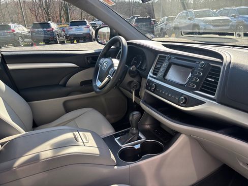 Used 2015 Toyota Highlander LE image 51