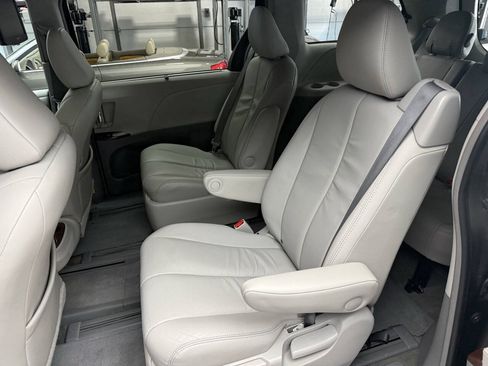 Used 2014 Toyota Sienna XLE AWD/4WD image 28