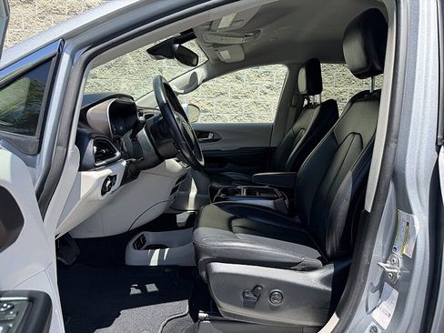 Used 2019 Chrysler Pacifica Touring-L w/ Advanced Safetytec Group FWD image 14